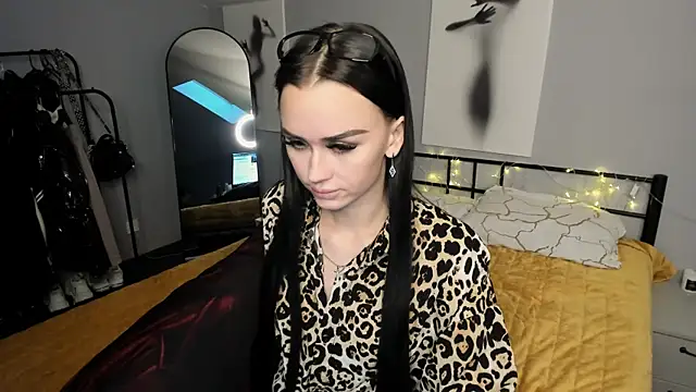 Lisa  Johnson online show from October 11, 12:26 am