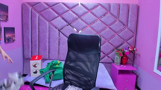 sarah sweett  online show from April 9, 2:55 pm