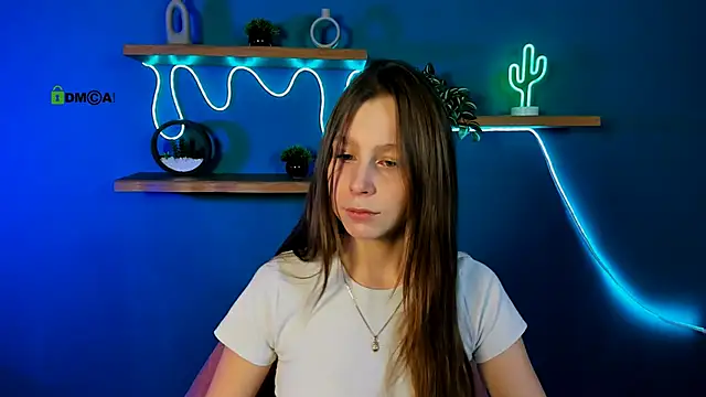 esme moore  online show from November 11, 9:50 am