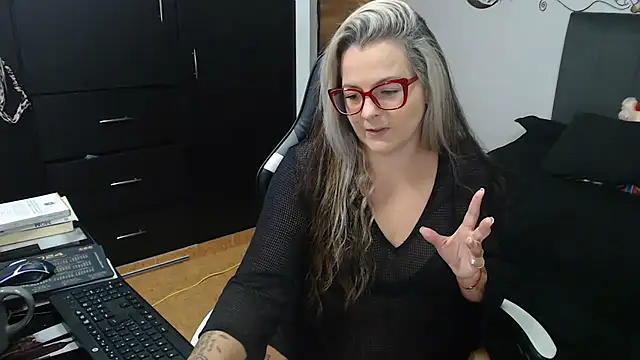 perlagoloza05 online show from November 6, 4:07 am