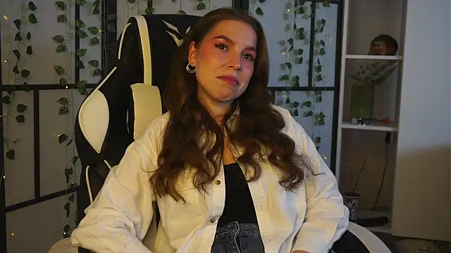 ToniaRoehr online show from October 8, 5:39 pm