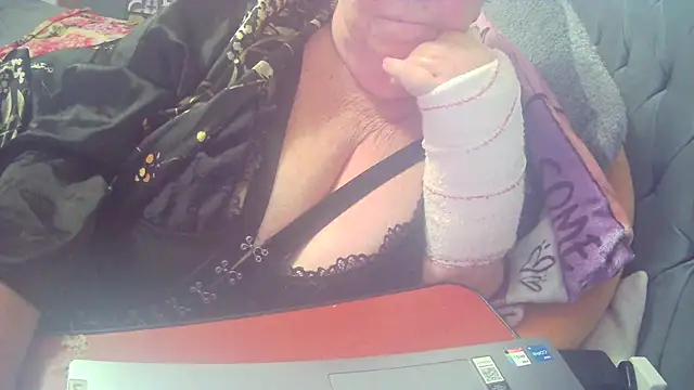Snapshot of Playful_MILF_Demi chatting on October 14, 9:50 pm Playful MILF Demi online show from October 14, 9:50 pm