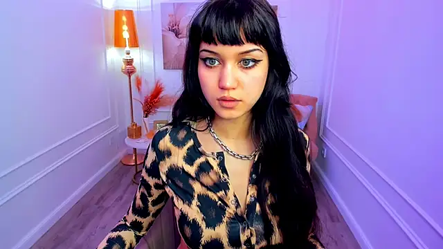 TiffanyYounge online show from April 7, 12:18 pm