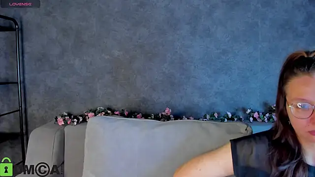 Nuura Moore online show from November 11, 1:01 am