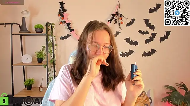 Nuura Moore online show from November 5, 1:00 am