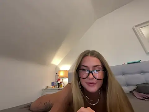 Snapshot of goddesemiiyy chatting on October 19, 3:58 pm goddesemiiyy online show from October 19, 3:58 pm