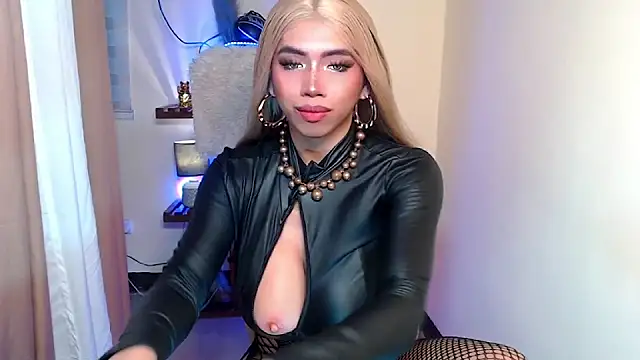 UrGoddessJuliax online show from December 3, 4:42 pm