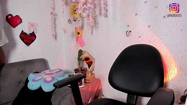 Emilycollei online show from March 24, 8:14 pm