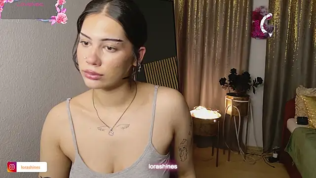 LoraShines online show from March 25, 2:09 pm