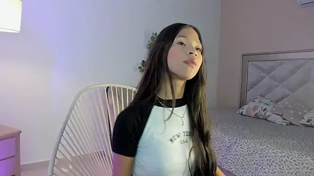Snapshot of christine__khant chatting on October 24, 2:18 am christine khant online show from October 24, 2:18 am