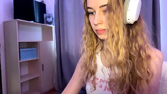 LunaCrave online show from October 22, 10:20 am