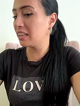 Snapshot of saris_moon chatting on October 24, 3:52 pm saris moon online show from October 24, 3:52 pm