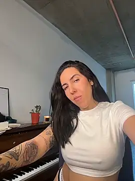 Lolathebaddie online show from March 3, 5:30 pm