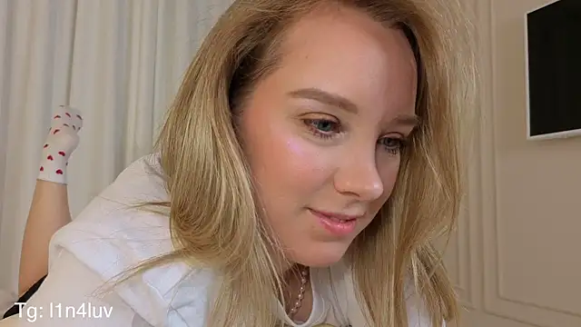 AIicaparkerc online show from November 11, 9:34 pm