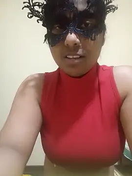 Expose Queen online show from November 18, 8:43 pm