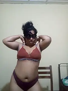 Expose Queen online show from March 24, 5:40 pm