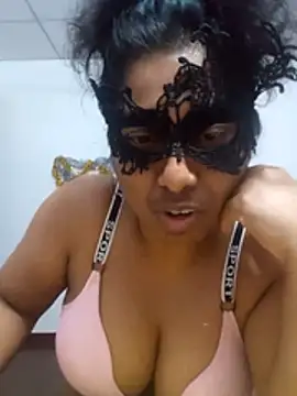 Expose Queen online show from April 10, 5:41 pm