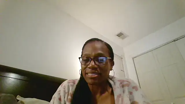 Snapshot of SweetCandy85 chatting on October 16, 3:20 am SweetCandy85 online show from October 16, 3:20 am