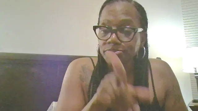 Snapshot of SweetCandy85 chatting on October 18, 3:31 am SweetCandy85 online show from October 18, 3:31 am