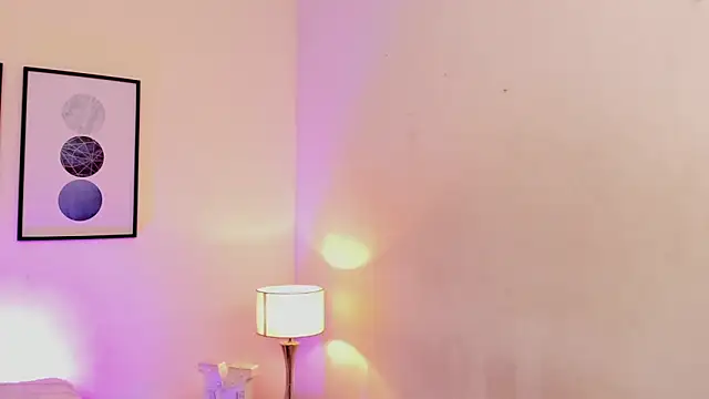 Amelia Brixton online show from April 16, 7:30 am