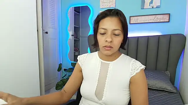 Aria Russo online show from November 6, 5:08 pm