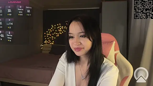 ella simons online show from June 4, 7:18 pm