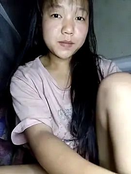 Quynhsumon online show from May 5, 3:15 pm