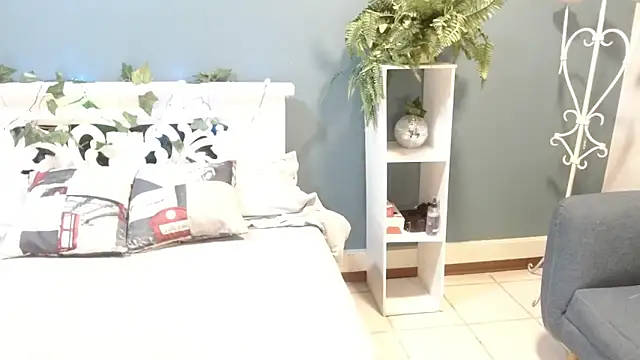 Samantha  Benet online show from December 1, 7:49 pm