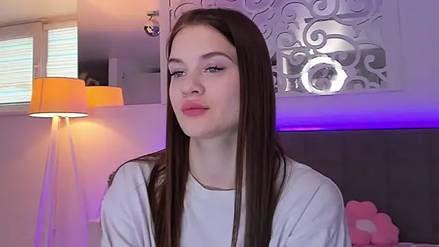 LuisaClover online show from March 7, 2:02 pm