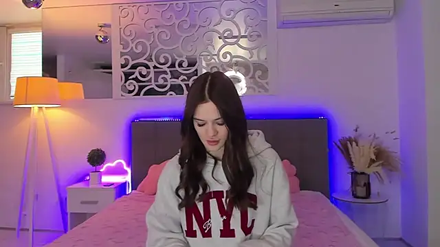 LuisaClover online show from January 17, 1:07 pm