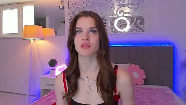 LuisaClover online show from April 3, 12:25 pm