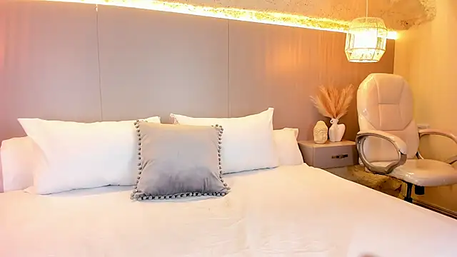 AmyColman  online show from March 18, 12:21 pm