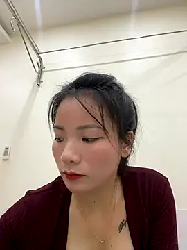 Bee Yellow00 online show from October 27, 4:30 am