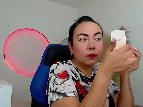 Yadis hot online show from November 18, 8:54 pm