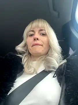 blondegirlx online show from November 12, 9:40 am