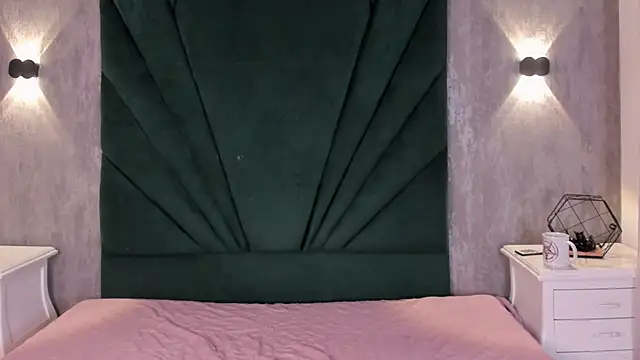 EmiliClarke online show from April 12, 12:30 pm