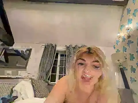 rosie-hipstergal online show from March 20, 9:20 pm