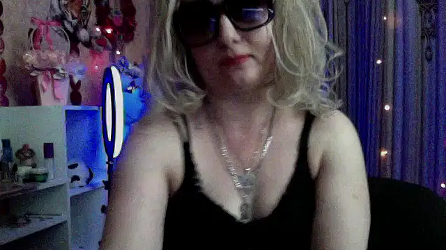 xHot Amazonq online show from March 28, 6:29 pm