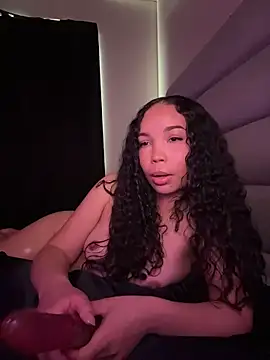 nikkiloveee online show from February 4, 8:45 pm