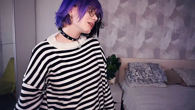 KellePourier online show from October 31, 6:01 pm