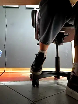 Piediniecollant online show from November 3, 1:15 pm