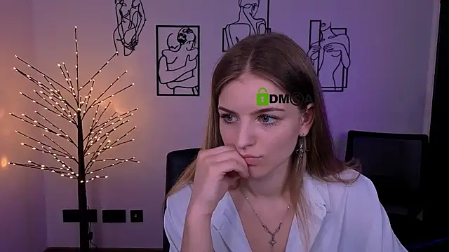 lisa dark  online show from July 22, 11:00 am