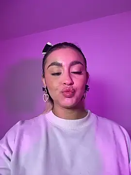 Elina Hills online show from February 4, 3:04 pm