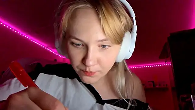 KarinRobertson online show from November 28, 6:33 pm