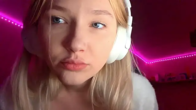 KarinRobertson online show from November 11, 5:43 pm