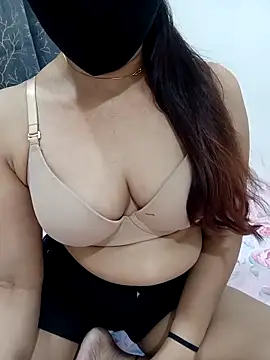 Aarti909090 online show from March 19, 6:45 pm