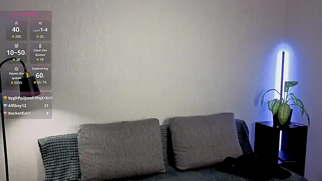 violetwluv online show from January 11, 9:20 pm