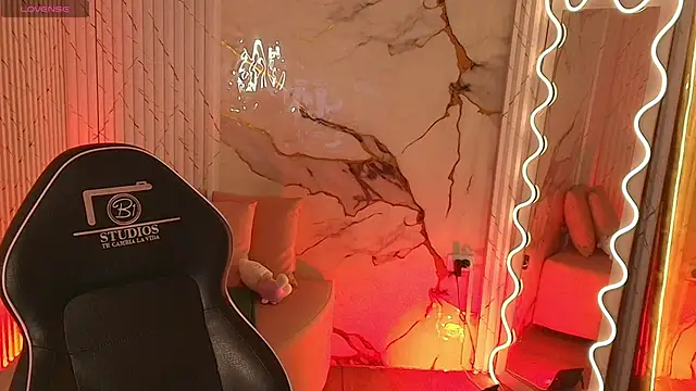 PEACHY TAY online show from April 7, 11:12 am