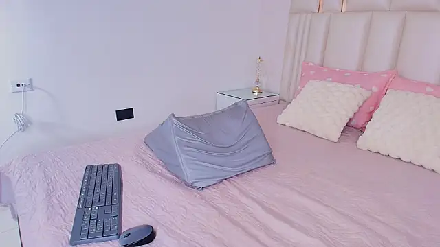 alanarose18 online show from April 9, 7:19 pm