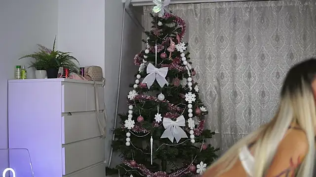 AprilHadid online show from December 3, 7:27 pm